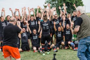 Die Mannschaft des Baumersrodaer SV bejubelt die Meisterschaft der Kreisliga Staffel I. (c) Andreas Bez