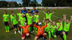 Die Mannschaft des JFV Weißenfels bejubelt den E-Jugend-Pokalsieg.