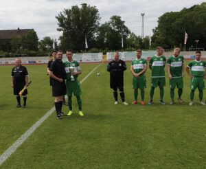 Staffelleiter Lutz Marschhausen (li.) übergibt dem Kapitän der zweiten Mannschaft des 1. FC Zeitz, Domenic Rosick, die Trophäe der Kreisliga Staffel III.