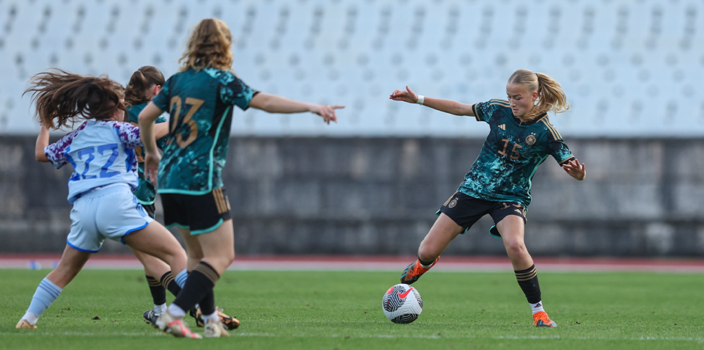 Jasmin Zimmermann, welche ihre Schuhe in der letzten Saison noch für den JFV Weißenfels schnürte, gab jetzt ihr Debüt in der U15-Nationalmannschaft. Foto: DFB/Getty Images