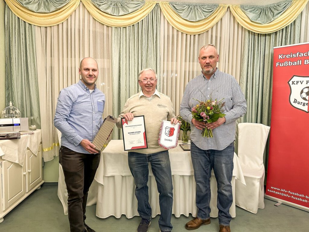 Rainer Stark (m.) wird von KFV-Präsident Mathias Leschek (re.) und Vizepräsident Tobias Richter ausgezeichnet.