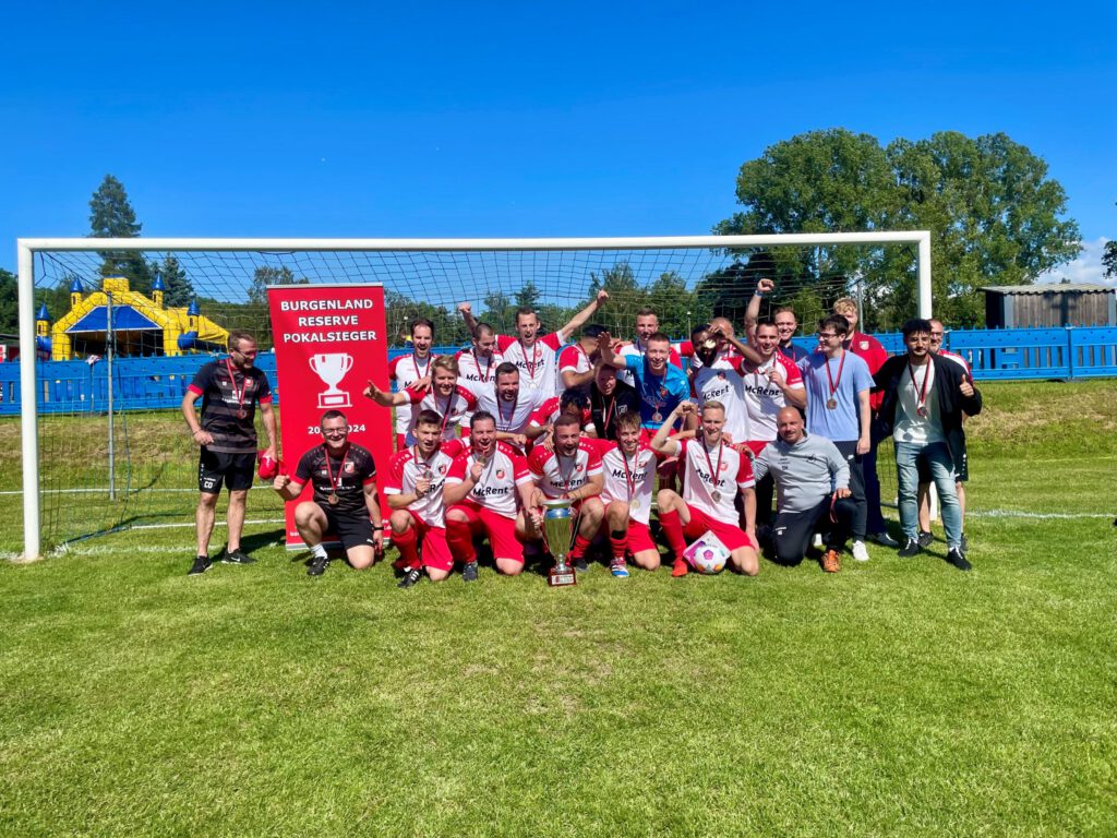 Jubel beim SC Naumburg III. Mit 2:0 gewann das Team das Endspiel um den Reservepokal.