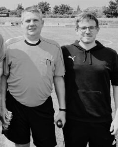 Maik Rehnert (li.) beim Pokalfinale der A-Junioren 2022 neben dem Schiedsrichterausschussvorsitzenden Max Pfannschmidt