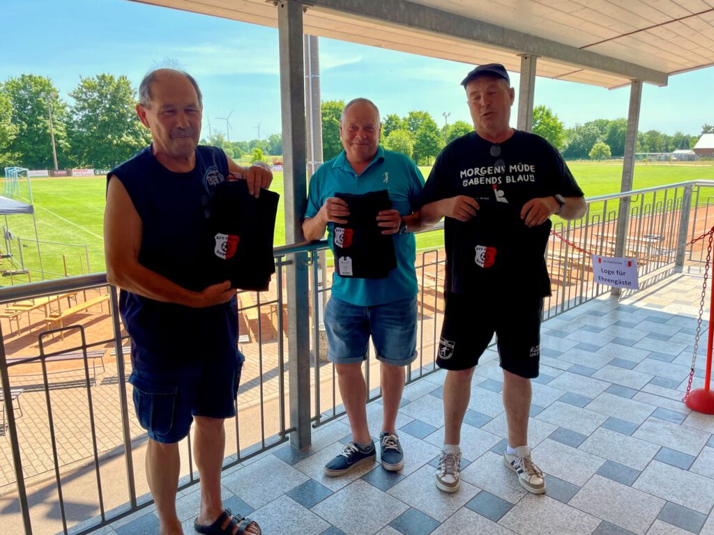 Uwe Nürnberger (WFV Scharz-Gelb), Ralf Schumann (FC Markwerben) und Hans-Günter Töpel vom LSV Rot-Weiß Reichhardtswerben zeigen stellvertretend das neue Duschtuch.