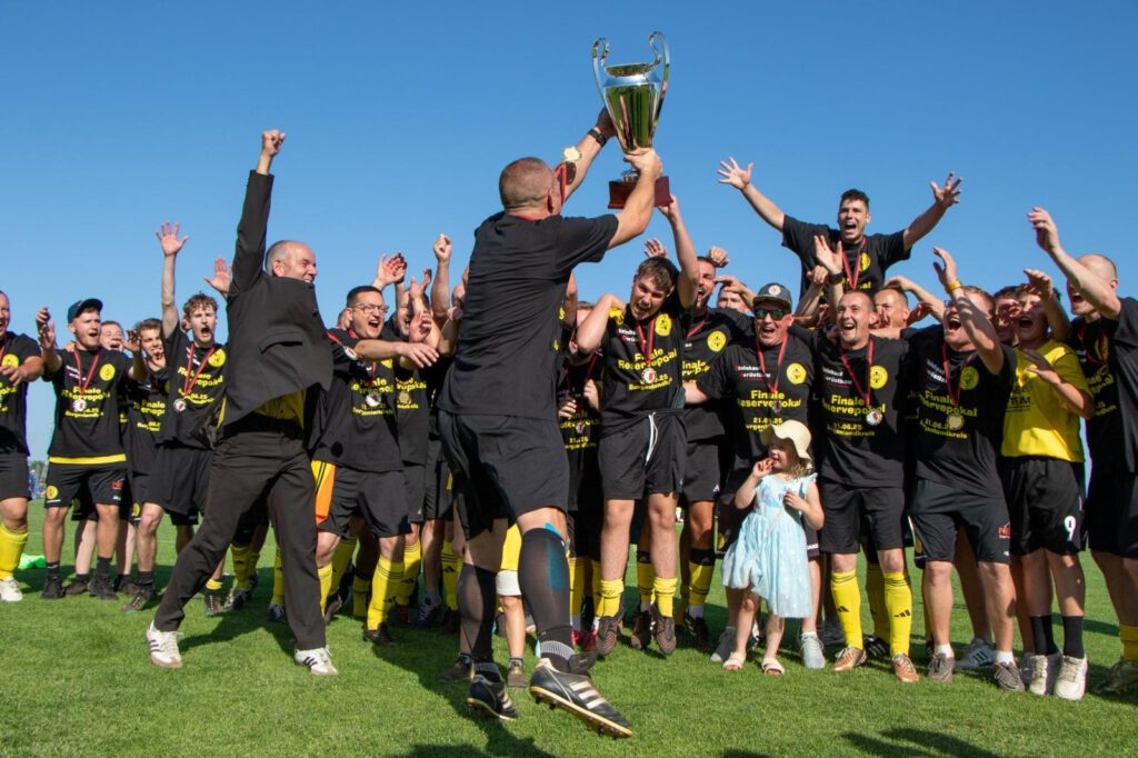 Nach 2022 holt der SV Eintracht Profen das zweite Mal den Reservepokal. Foto: Marcel Theumer